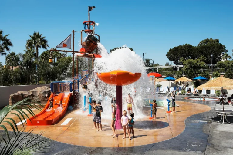 Disneyland - Howard Johnson by Wyndham Anaheim Hotel and Water Playground