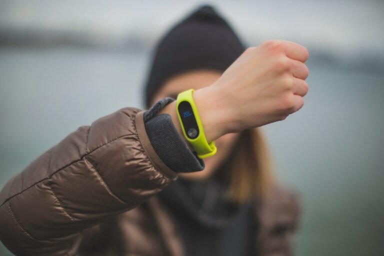 BIGGERFIVE Vigor Kids Fitness Tracker Watch AMOLED Screen
